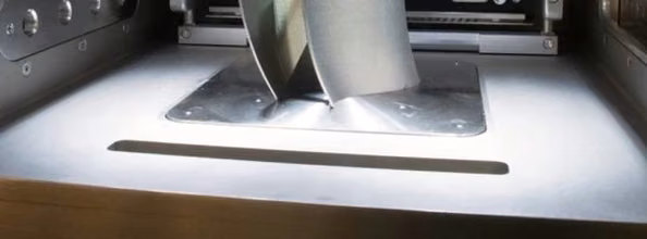 Metal powder-bed-fusion machine building metal components on a flat build plate